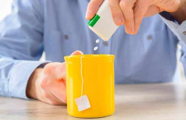 Qual adoçante tem menos calorias? Veja as diferenças entre as opções mais usadas